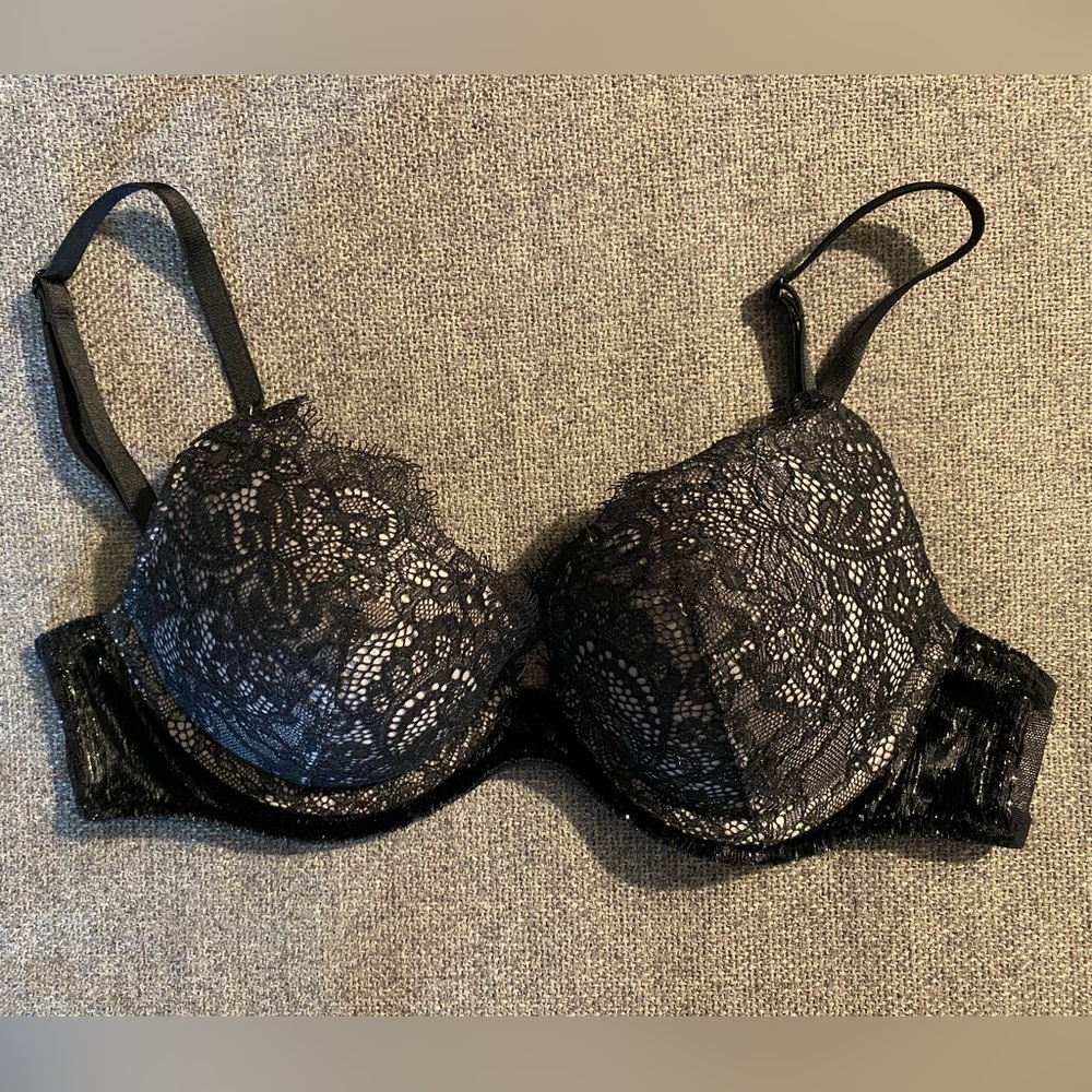 Victoriaās Secret push-up bra